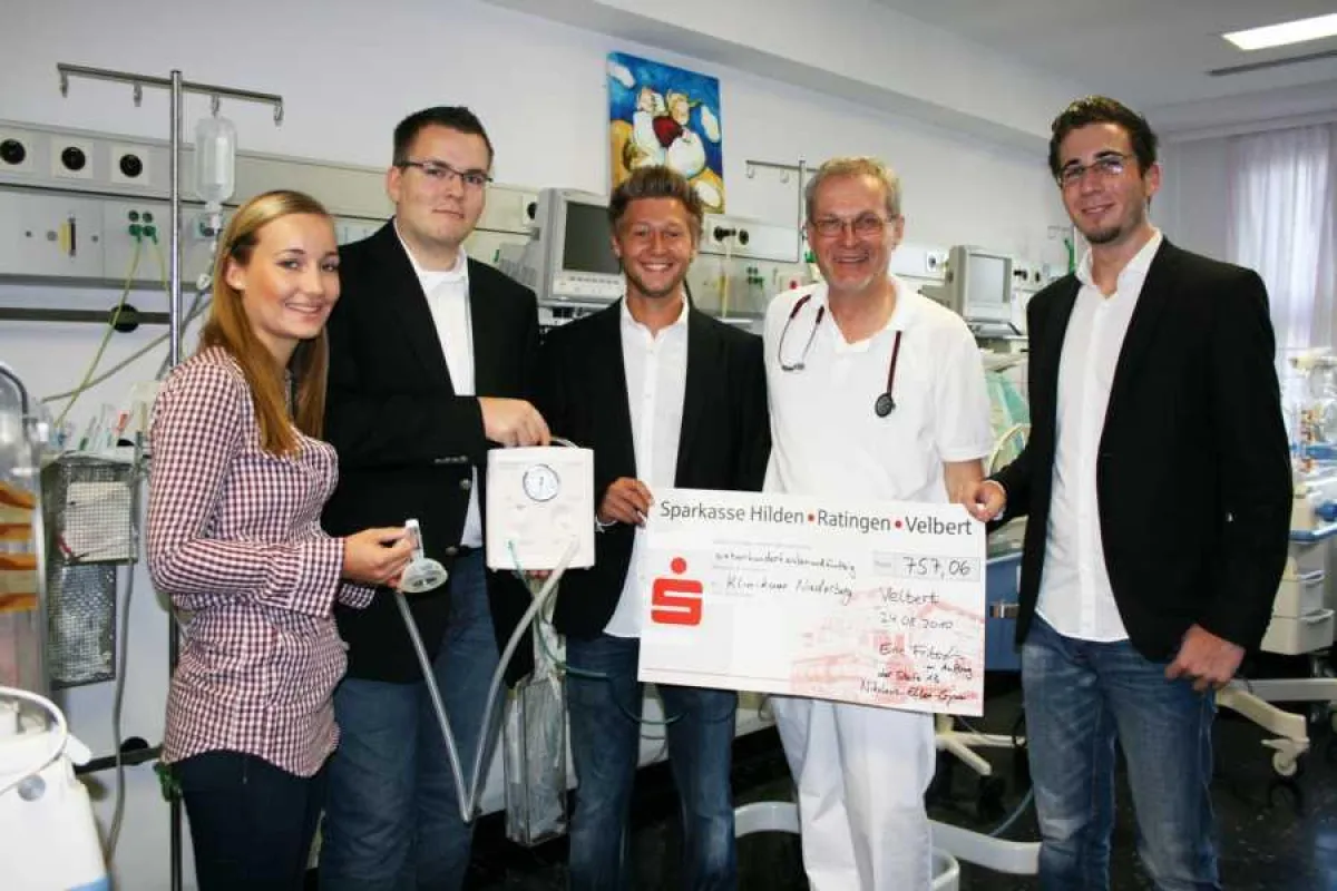 Die Abiturienten Anne Meister, Markus Poerschke, Tobias Riller und Eric Fritsch (von links) übergaben das Beatmungsgerät an Dr. Er