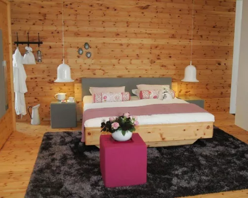 Bild: Romantische Schlafzimmer in Zirbenholz sorgen für Entspannung