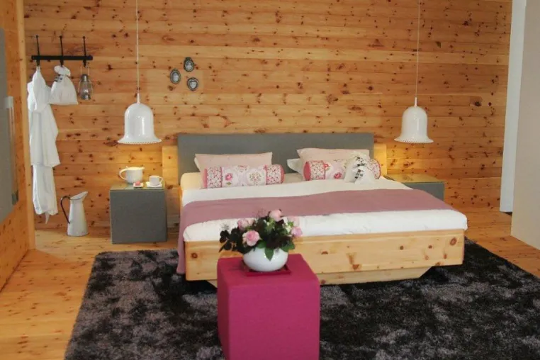 Bild: Romantische Schlafzimmer in Zirbenholz sorgen für Entspannung
