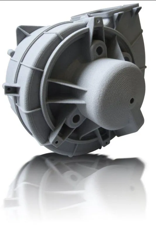 Paradebeispiel für Oberflächenqualität und Detailauflösung: Das verkleinerte Modell einer Klimaanlage von Valeo wurde auf der FORMIGA P 100 im neuen Werkstoff PA 2203 grey gefertigt. Im Laser-Sintern