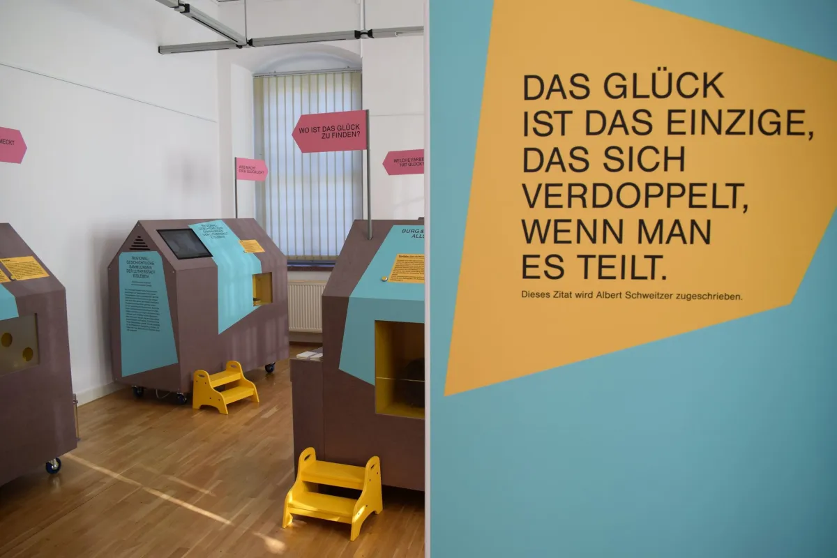 Blick auf MuseumsHÄUSER der Glücksausstellung mit Mitmachstationen. (© Erlebniswelt Museen e. V.)