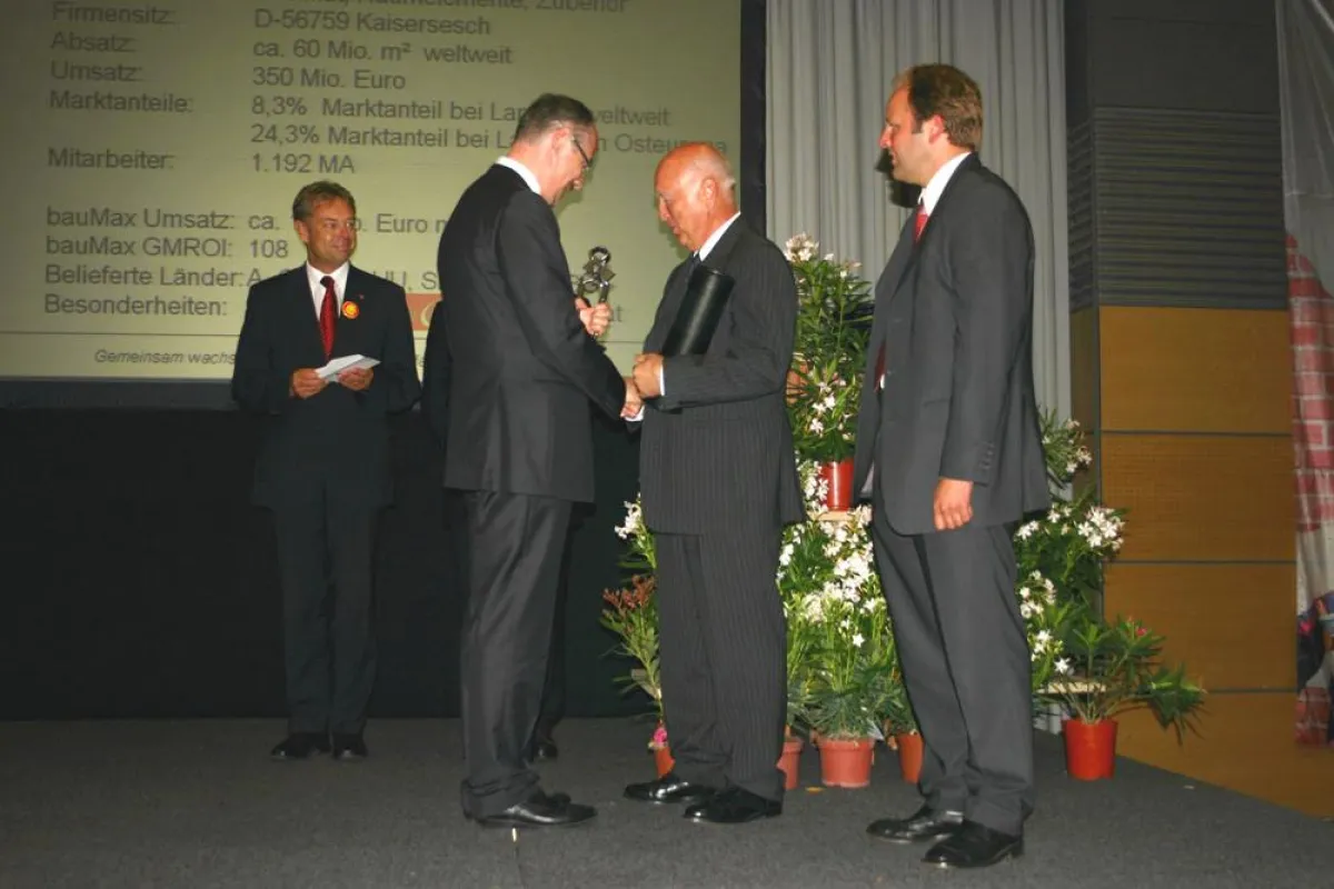 Verleihung des bauMax-Lieferanten-Awards durch KR Martin Essl, Vorstandsvorsitzender der bauMax-Gruppe, an Dr. Hans-Jürgen Hannig, geschäftsführender Gesellschafter der CLASSEN-Gruppe.