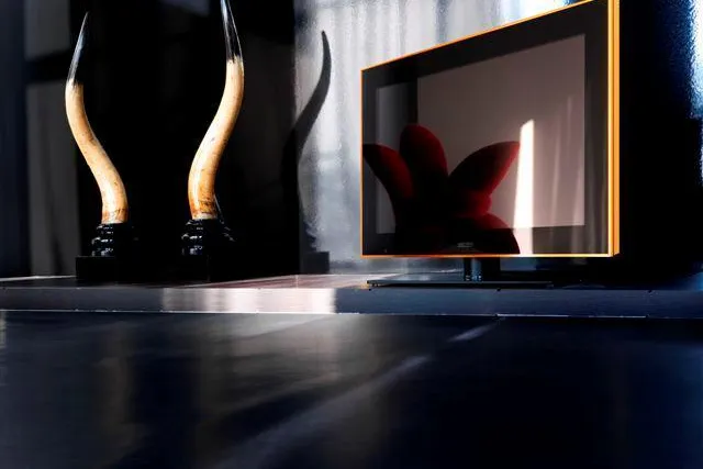 Bild: at-visions und Hantarex geben Partnerschaft für die Entwicklung von Hotel IPTV Displays bekannt