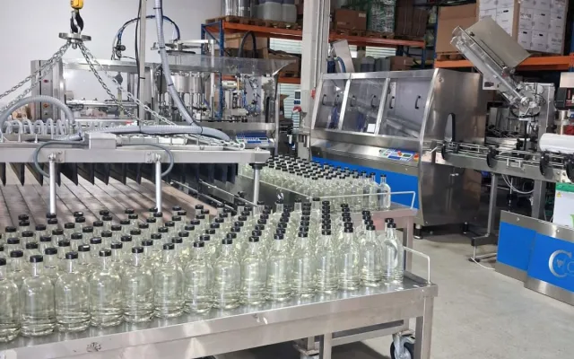 Bild: TANNENBLUT macht Schwarzwälder Kupferdestillation zu einem modernen Luxussignal