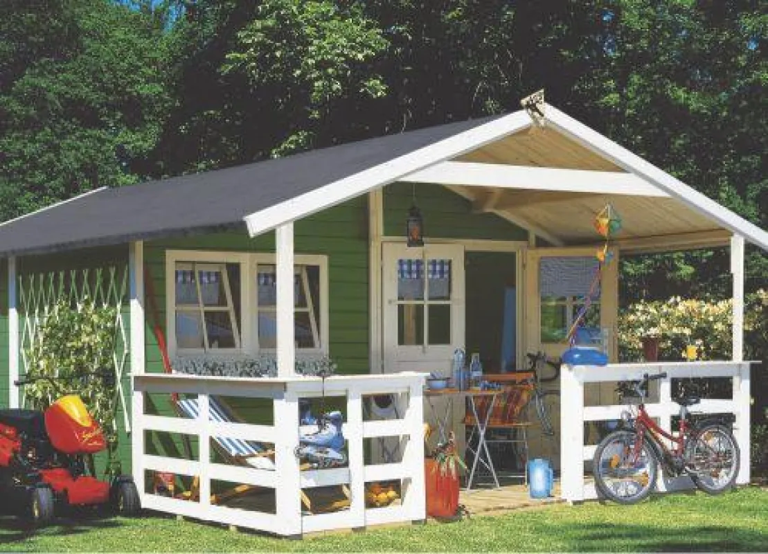 Schön eingerichtet wird das kleine Holzhaus zum Rückzugsort im eigenen Garten. Hier lassen sich angenehme Stunden verbringen oder auch kleine Partys feiern. Bild: tdx/OBI