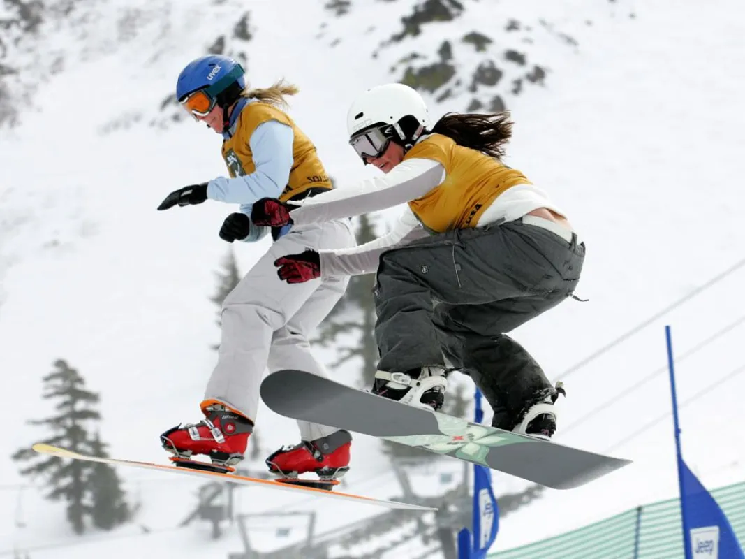 Rassante Action: Die Snowboard-Profis Joanie Anderson und Ursula Smith (von links) im Duell auf dem typischen \'Y-Kurs\' beim \'Jeep King of the Mountain\'.