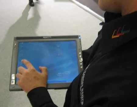 Bild: Erster Test des neuen Motion Computing LE1600TS mit Touchscreen