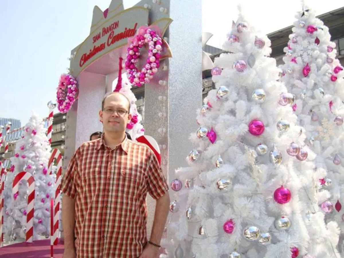 Thorsten Gremm vor Weihnachtskulisse in Bangkok