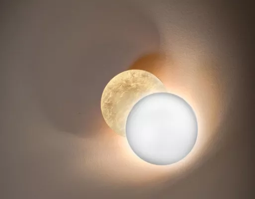 Bild: Täuschend echte Mondphasen mit Wandleuchte Lederam W