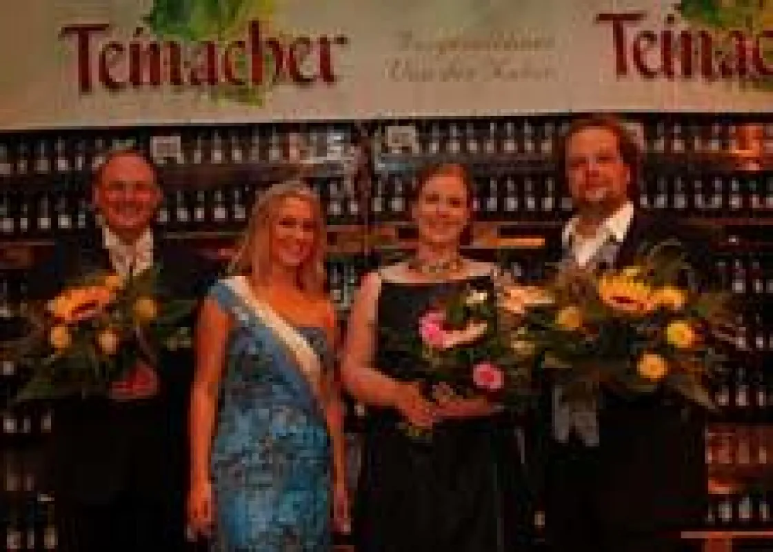 Dirigent Werner F. Gann, die Bad Teinacher Wasserkönigin und die beiden Solisten Angelika Lenter und Andreas Kramer