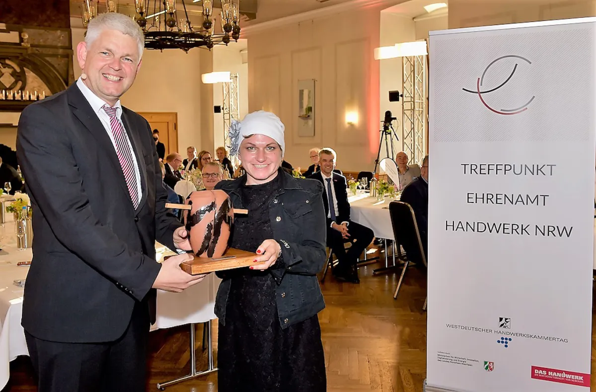 NRW-Staatssekretär Christoph Dammermann verlieh den Ehrenamtspreis Handwerk NRW an Jessica Dorndorf. (© WHKT)