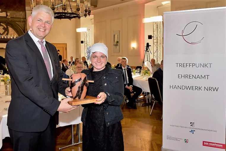 Handwerkskammer ehrt Essener „Lebenshelferin“: Ehrenamtspreis Handwerk NRW 2021 für Jessica Dorndorf Bild: Handwerkskammer ehrt Essener „Lebenshelferin“: Ehrenamtspreis Handwerk NRW 2021 für Jessica Dorndorf