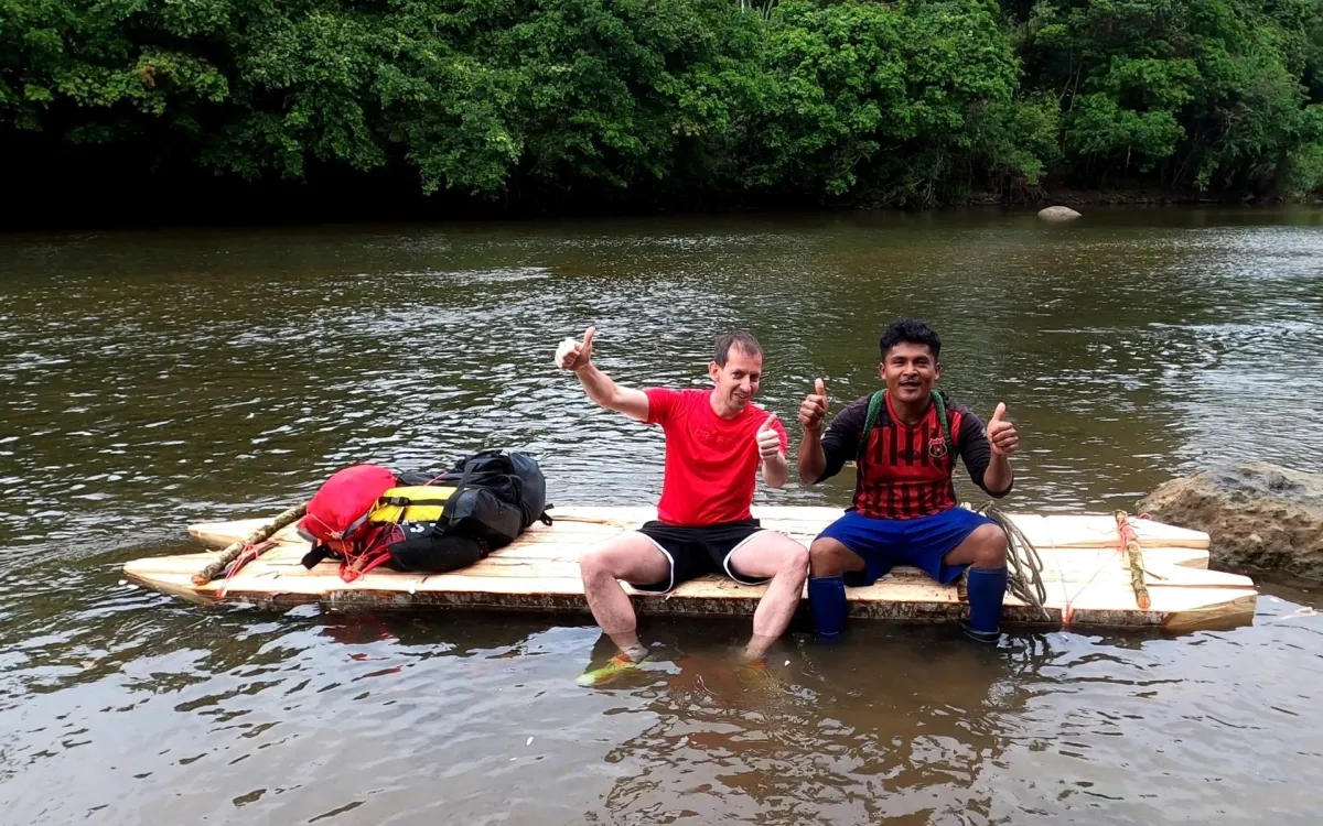 Dennis Besseler und der Yorkín Luis auf einem selbstgebauten Balsa-Holz-Floß in Costa Rica.