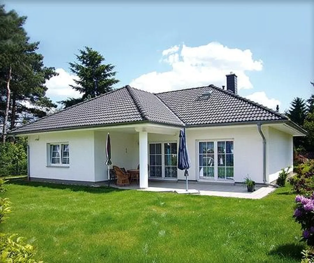 Winkelbungalow Ahlbeck (Abbildung ähnlich). Foto: Roth-Massivhaus
