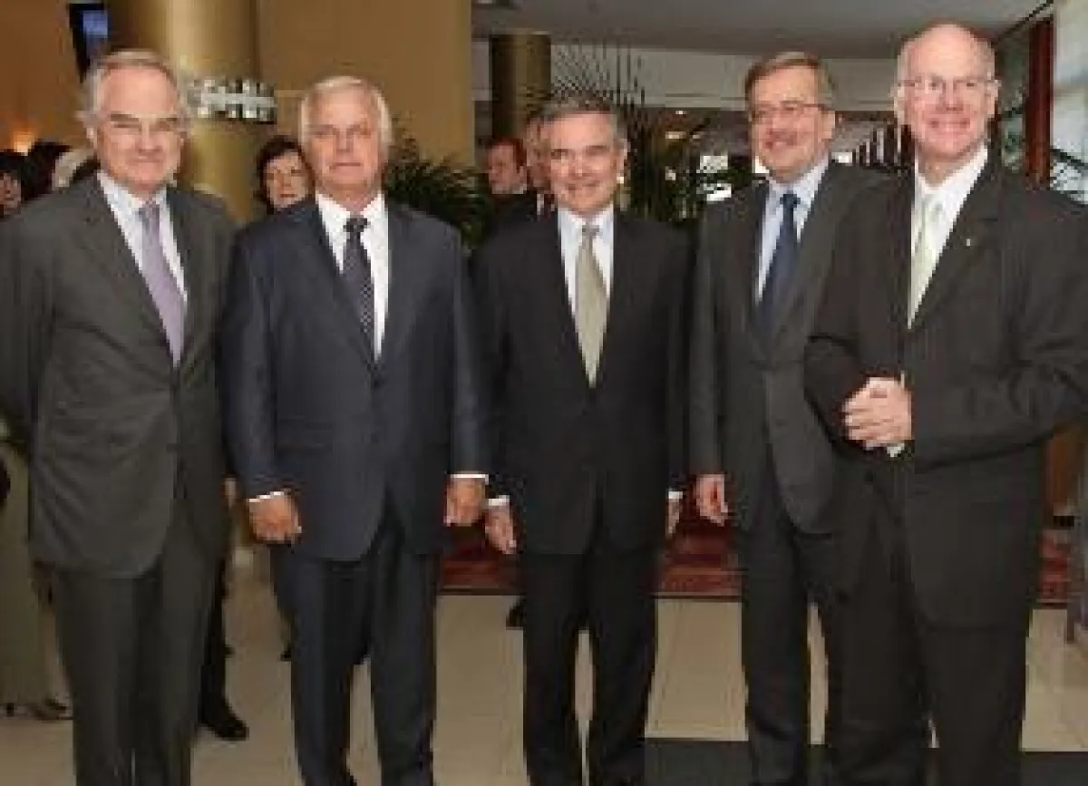 Bild J. Hänisch, vlnr franz.Botschafter Bernard de Montferrand, Hoteldirektor Dirk Kahle, Präsident der franz. Nationalversammlung Bernard Accoyer, Marschall des poln. Sejm Bronislaw Komorowski, Bunde