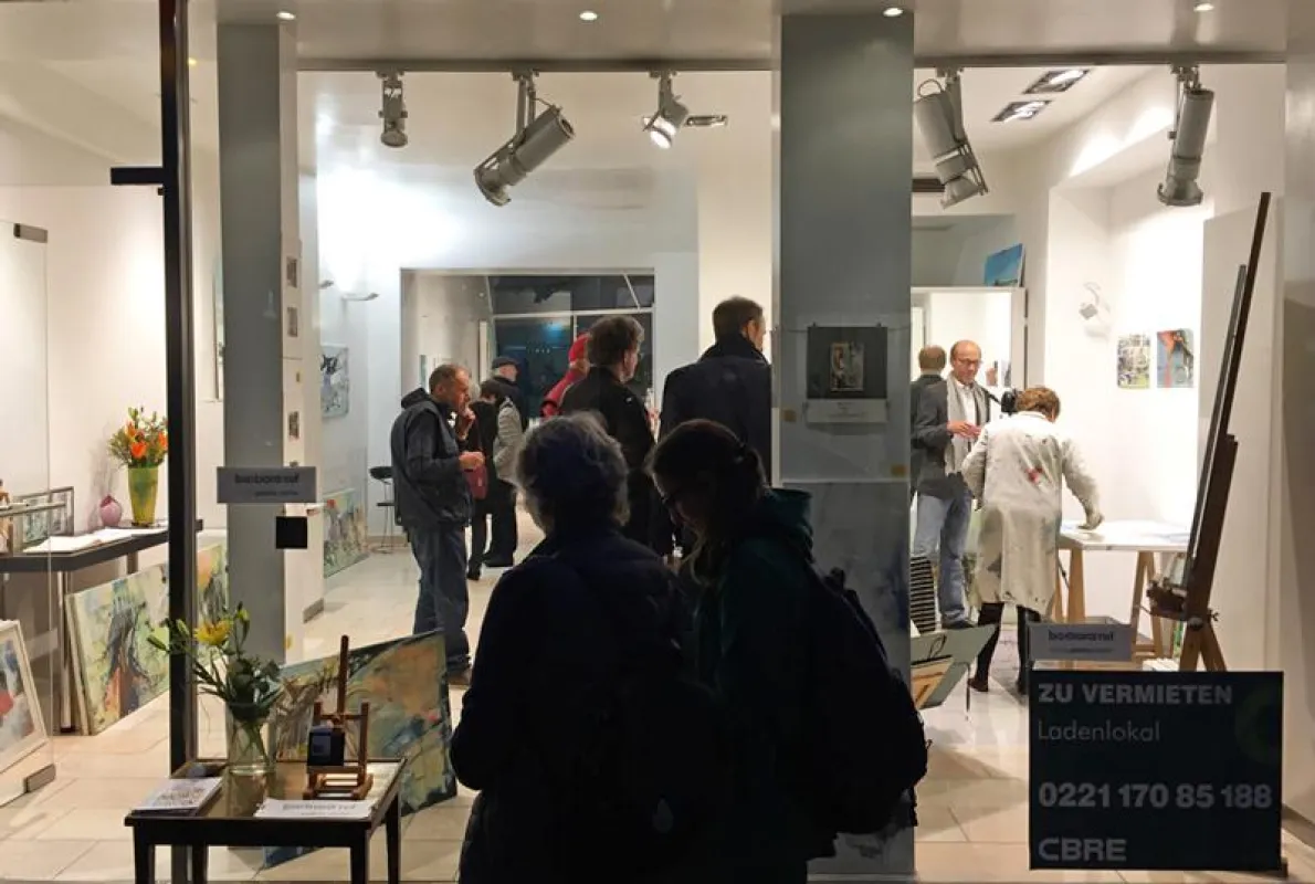 Kunst statt Leerstand: Die Malerin Barbara Ruf im Popup-Atelier vor Publikum