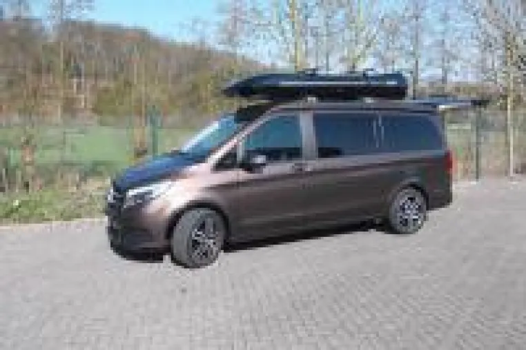 Bild: JUMBO - größte Dachbox des führenden Marken-Herstellers von GFK-Dachboxen in verschiedenen Farben