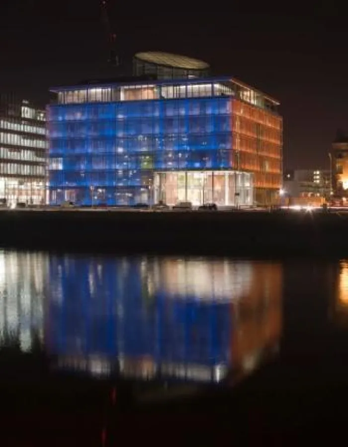 In der Nacht werden die Jalousien von LED-Leuchten in verschiedenen Farben angestrahlt. Foto: Dennis Gilbert/View