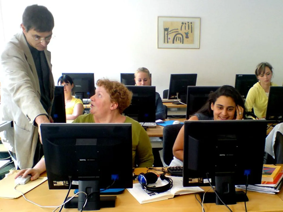 Unterricht in modern ausgestatteten Räumen