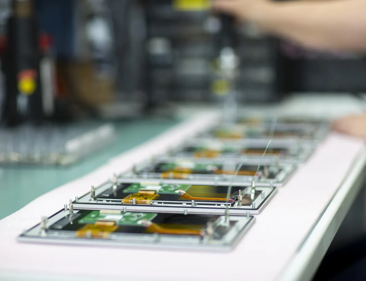 Alle aktuellen und zahlreiche ältere Elektronikplatinen hat Sesotec auf Lager (Bild: Sesotec GmbH)