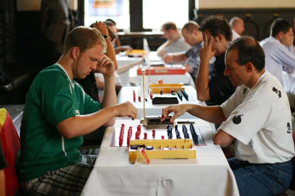 Steffen Annies (links) setzt sich gegen die weltbesten Stratego-Spieler durch