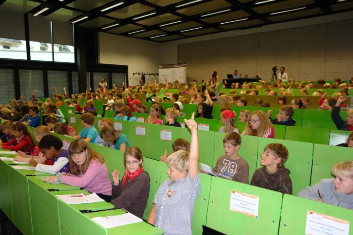Bild: Junior-Studenten der KinderHochschule ergründen erneuerbare Energien