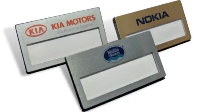 Bild: Metall Namensschilder mit kratz- und lösemittelbeständigem Aufdruck