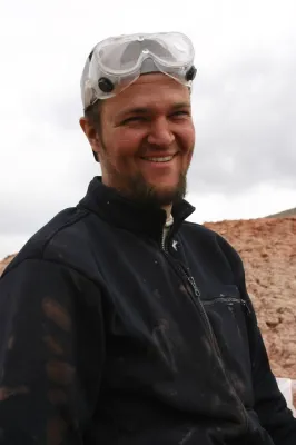 Bild: Urzeitexperte begibt sich mit Junior-Studenten der KinderHochschule auf staunenswerte Dinosaurierjagd