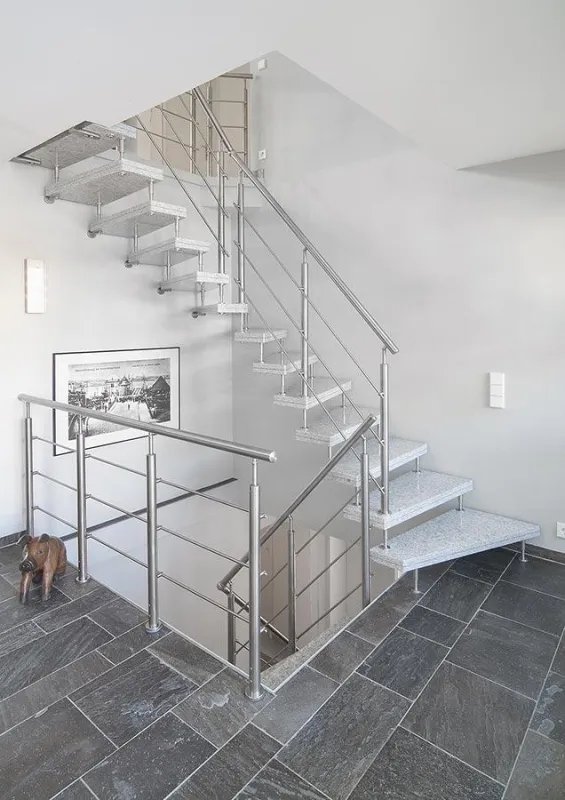 Nach der Modernisierung bestimmt die Treppe als Blickfang das Wohnraumambiente maßgeblich mit.