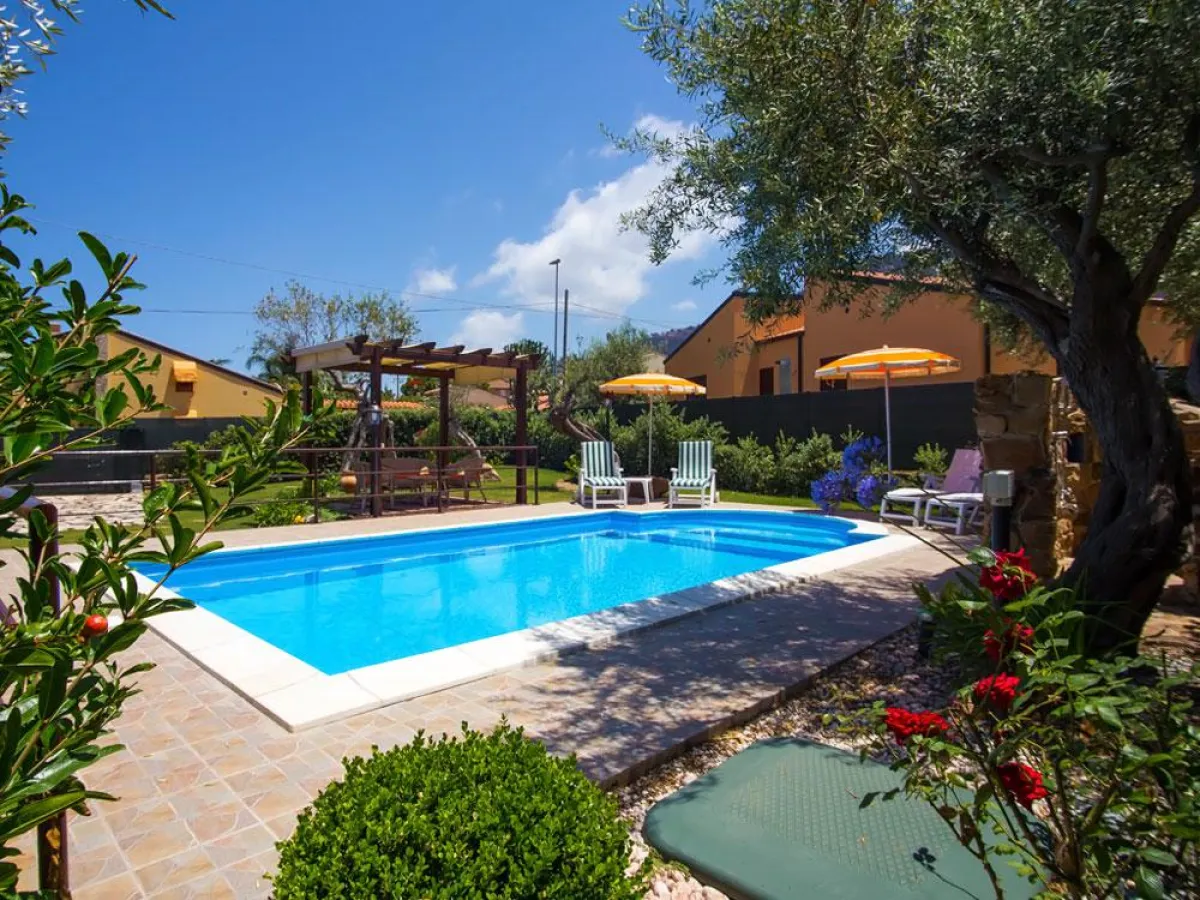 Villa Olivella mit Pool nur 350m vom Strand entfernt und nahe an Cefelù in Sizilien