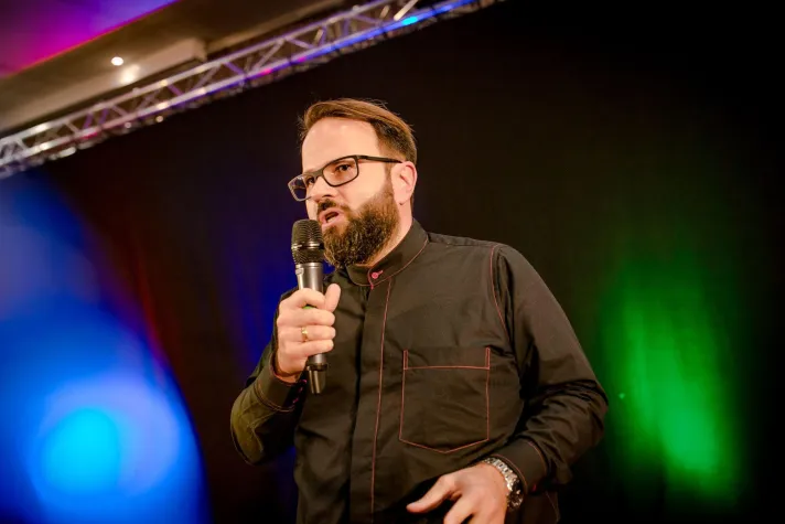 Bild: Ein IT Nerd lernt stellt sich dem Rampenlicht