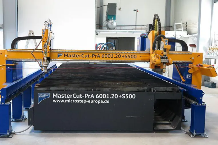 Bild: Staunende Kunden an neuer flexiblen Plasmaschneidanlage zum autogenen Brennschneiden und Fasenschneiden