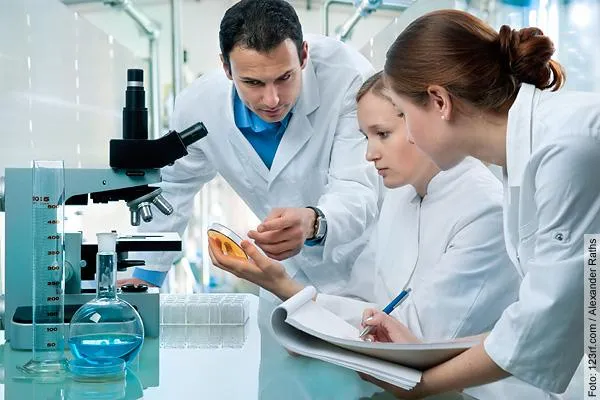 Bild: Namhafte britische Wissenschaftler fordern eine Überprüfung der Medikamentensicherheit