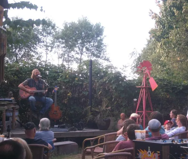 Sherman Noir und sein Living-room-session-openair in Berlin Bild: Sherman Noir und sein Living-room-session-openair in Berlin