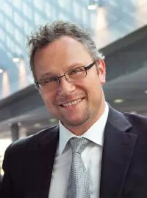 Bild: Top-Keynote-Speaker Ingo Vogel stimmt Verkäufer auf das kommende Geschäftsjahr ein