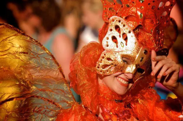 Bild: Karneval im Mai: Dänische Lebensfreunde in den Straßen von Aalborg