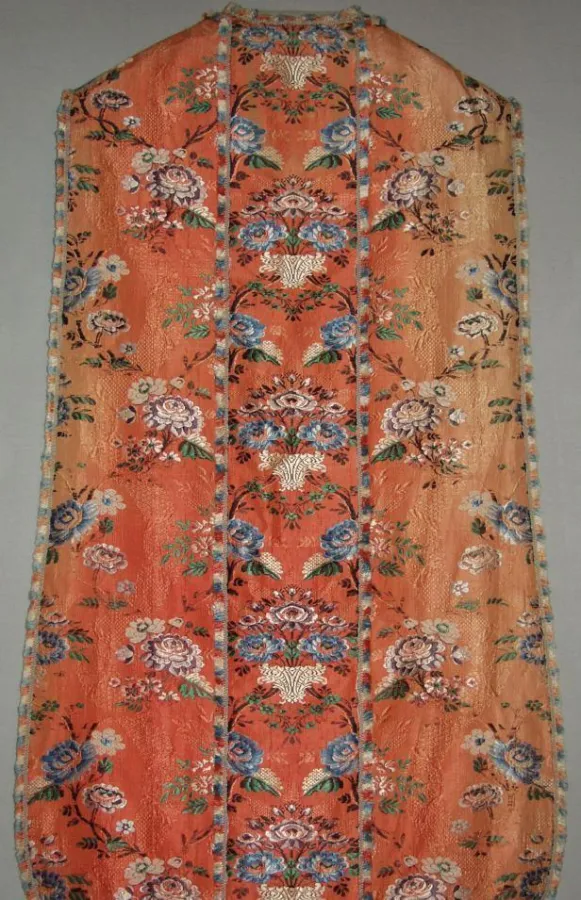 Kassel aus dem 18. Jahrhundert mit der typischen Musterung der Zeit: Horizontale Wellen- und Spitzenranken.