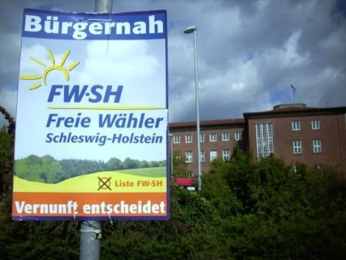 Wahlplakat der FW-SH vor dem Landtag in Kiel