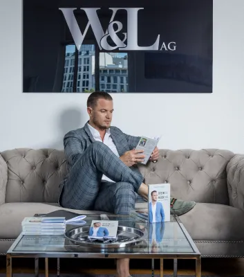 Bild: Christoph Straube schreibt Erfolg in eigenem Buch nieder, tiefe Einblicke in die Immobilienwelt aus erster Han