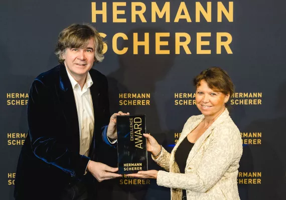 Bild: Marion Masholder holt Trophäe im internationalen SPEAKER-SLAM-Wettbewerb