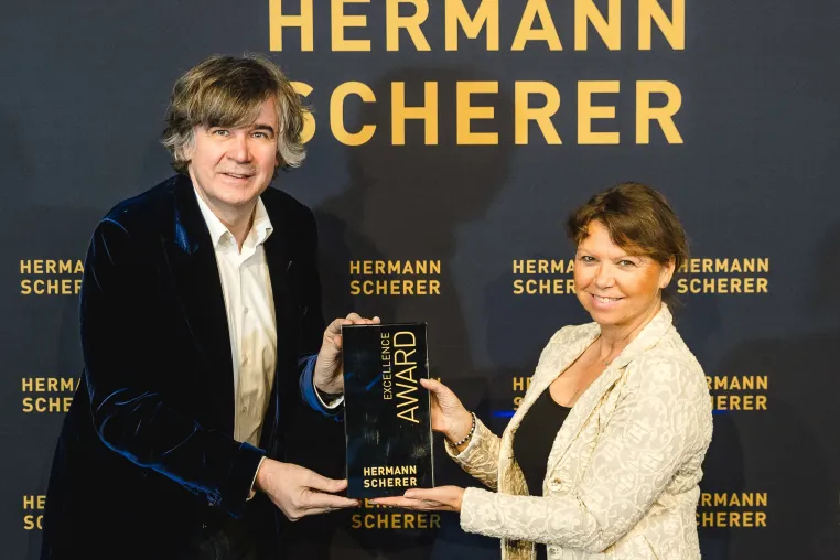 Bild: Marion Masholder holt Trophäe im internationalen SPEAKER-SLAM-Wettbewerb