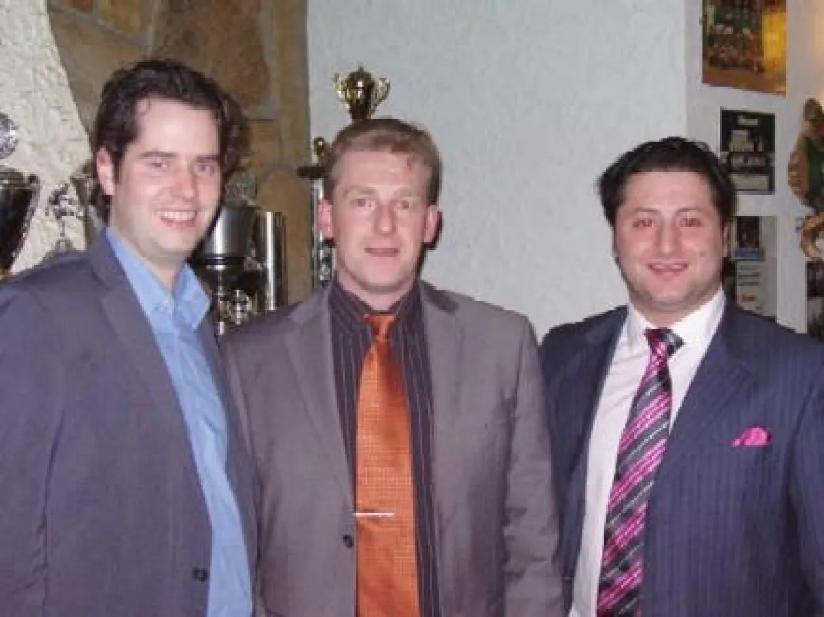 Buergermeisterkandidat Michael Ahrens (m.) nimmt die Glückünsche von Christian Dürr (MdL) (l.) und Yilmaz Mutlu (stellv. Kreisvorsitzendener) (r.) entgegen.