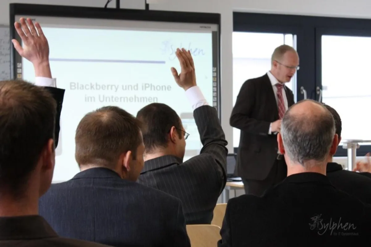 Geschäftsführer Ralph Boßler erläutert den sinnvollen Einsatz von iPhone und Blackberry im Unternehmen
