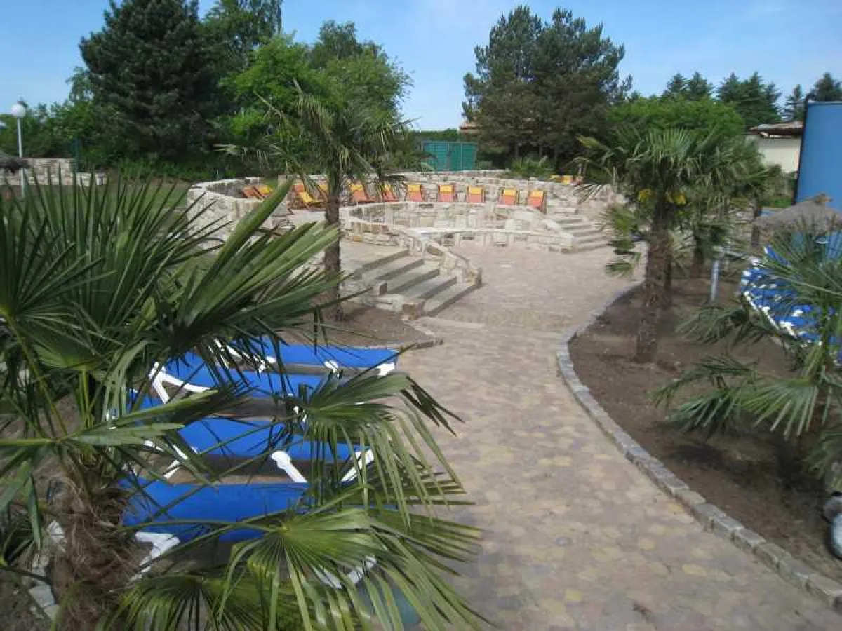 Die letzten Arbeiten am karibischen PalmenGarten werden bis zur Eröffnugn fertig gestellt.