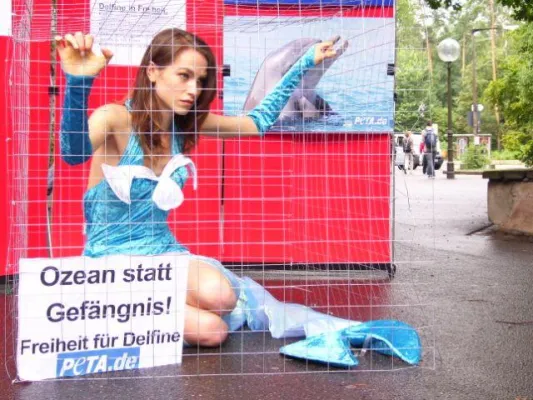 PETA und Anne Mühlmeier fordern Freiheit für Delfine vor Nürnberger Delfinarium Bild: PETA und Anne Mühlmeier fordern Freiheit für Delfine vor Nürnberger Delfinarium