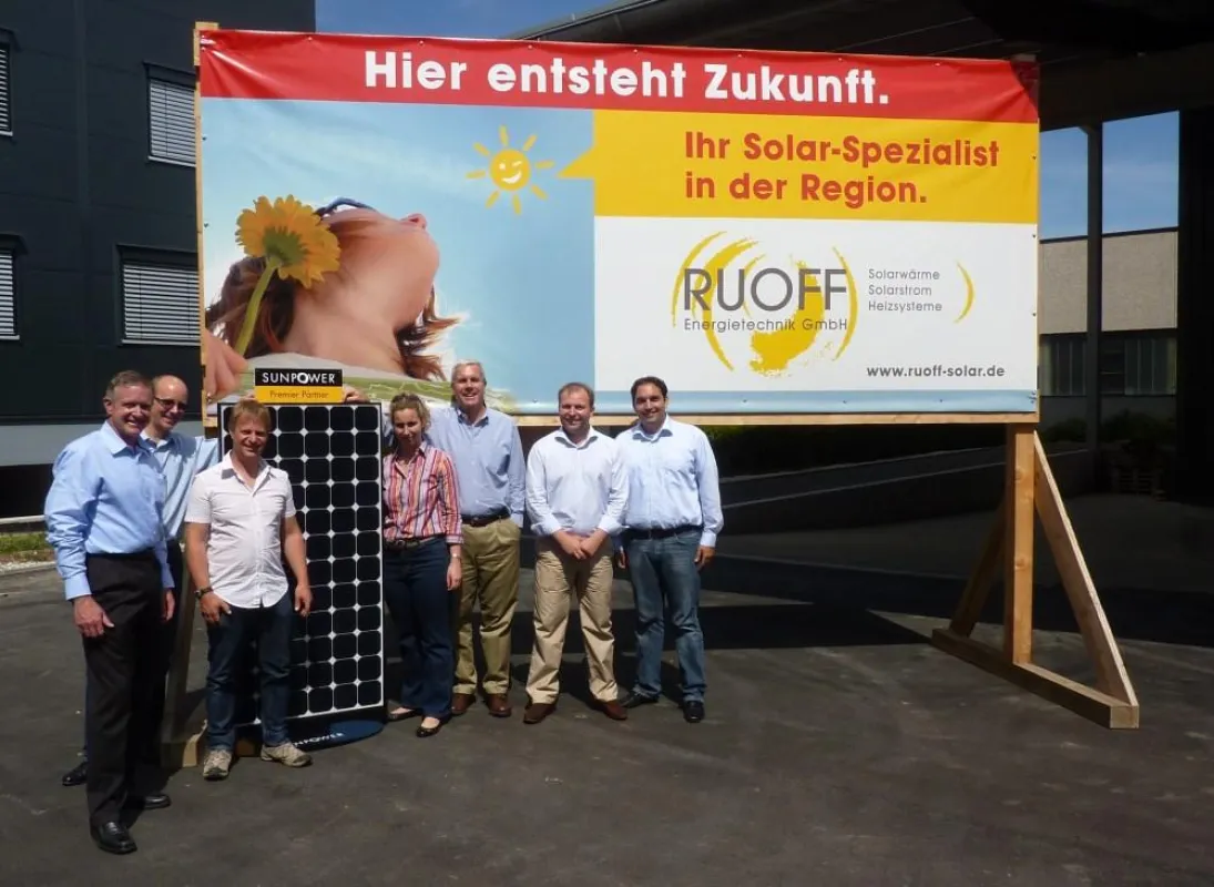 Die Verantwortlichen von SunPower mit den Geschäftsführern von RUOFF Energietechnik Uli Ruoff (3. v.l) und Karsten Lindner (2. v.r