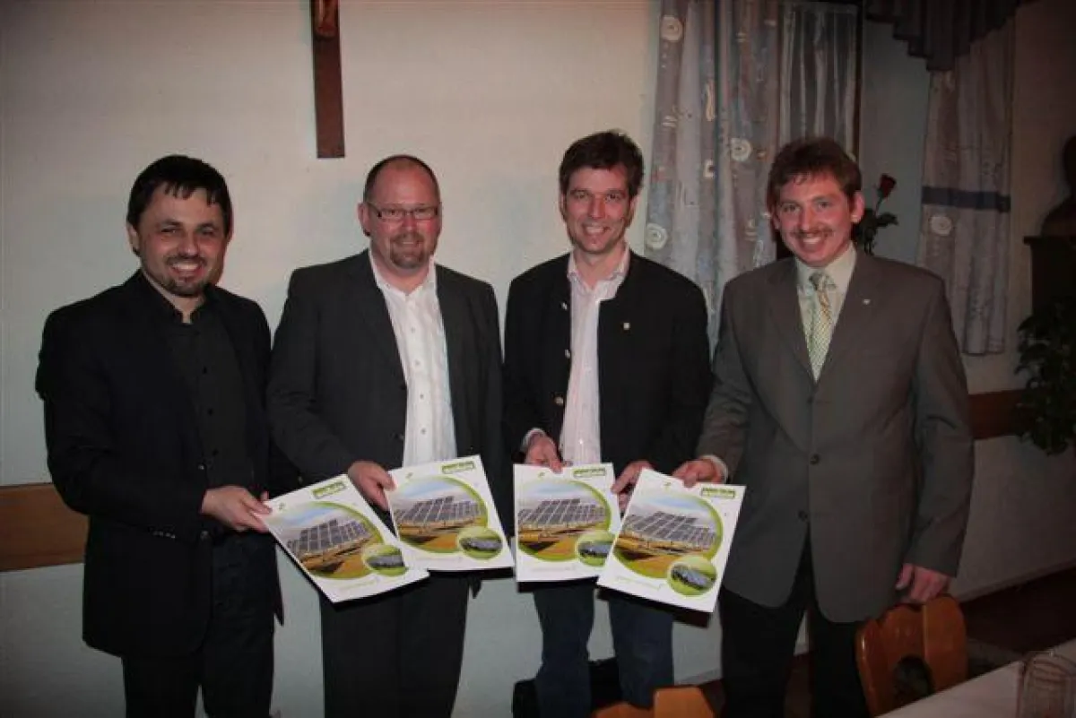 Die Vorstände der Solea AG, Günter Bauer (v.l.) und Anton Schweiger, mit CSU Ortsvorsitzendem Hans Schmalhofer und CSU Geschäftsführer Markus Schmid.