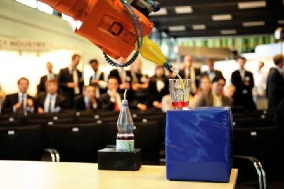 ERP einmal anders: Ein Roboter mixte auf der ERP-LAN-Party Cocktails für die Gäste (Foto: David Wilms)