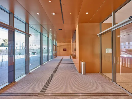 Barrierefreie Eingänge: Neue Inselhalle Lindau mit wegweisenden Mattensystemen von FUMA ausgestattet Bild: Barrierefreie Eingänge: Neue Inselhalle Lindau mit wegweisenden Mattensystemen von FUMA ausgestattet