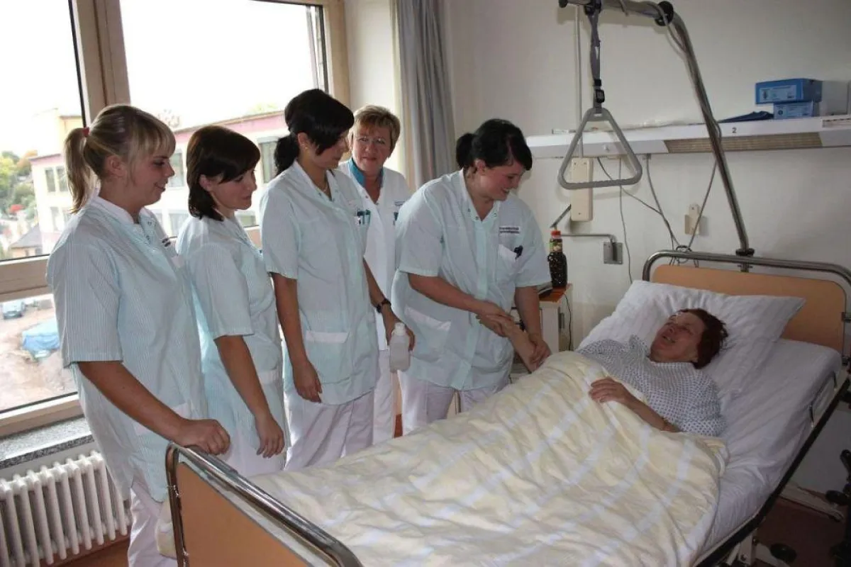 Die neuen Krankenpflegeschülerinnen beim Kennenlernen der Stationen